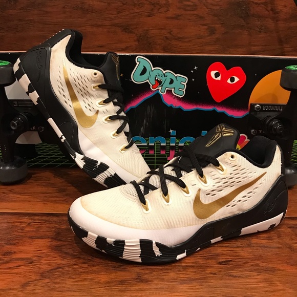 kobe bryant snake shoes